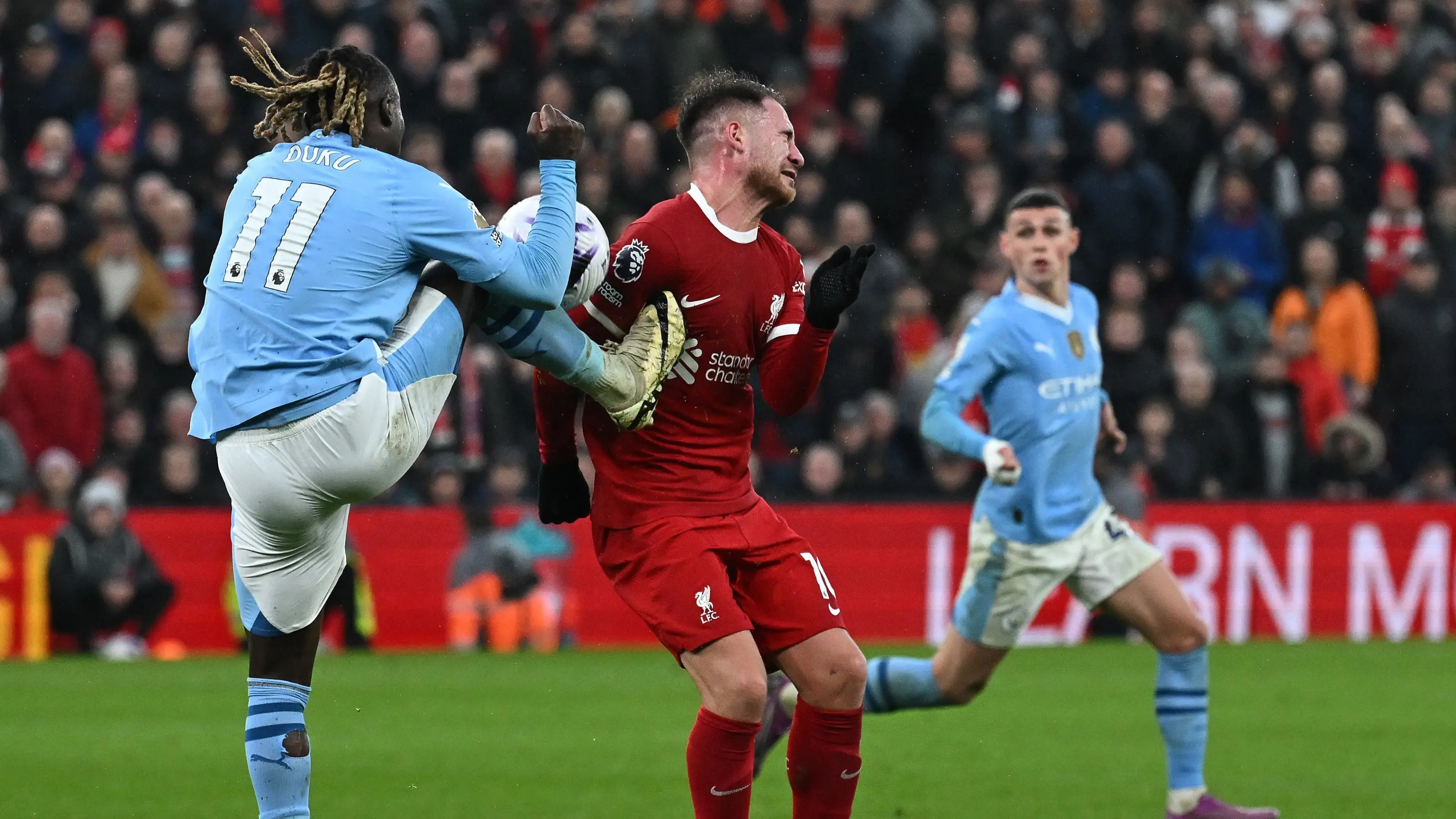 Doku impacta a Mac Allister y Michael Oliver niega un penalti claro a favor del Liverpool