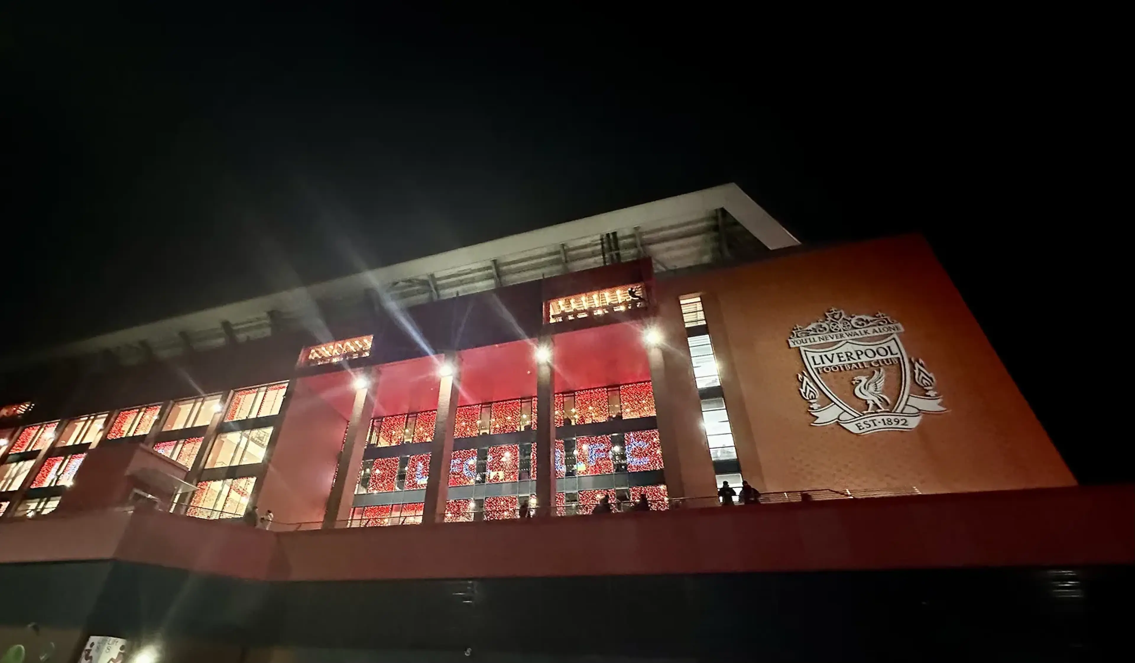 Las afuera del Main Stand - Anfield