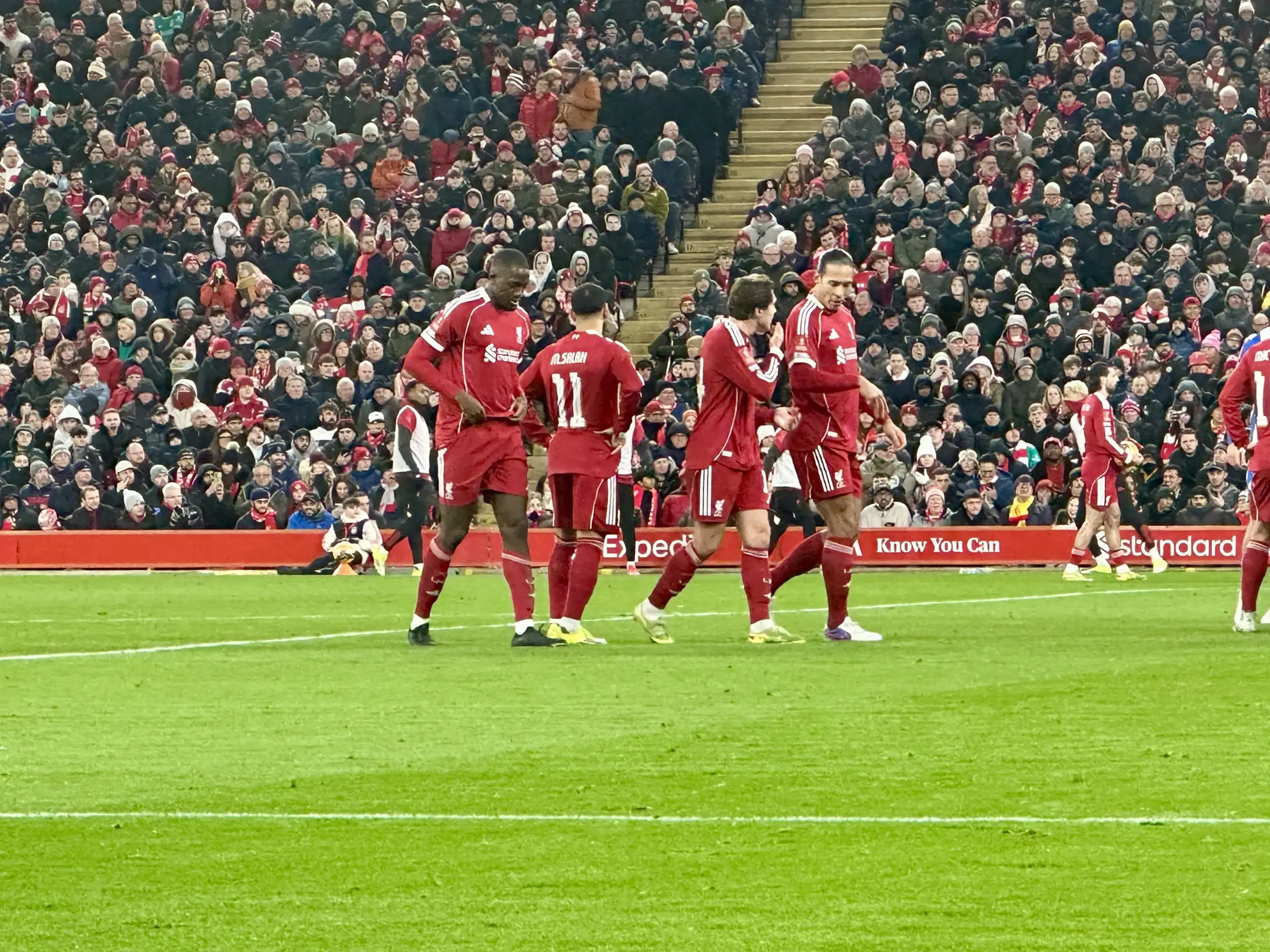 El equipo preparándose para recibir un tiro de esquina