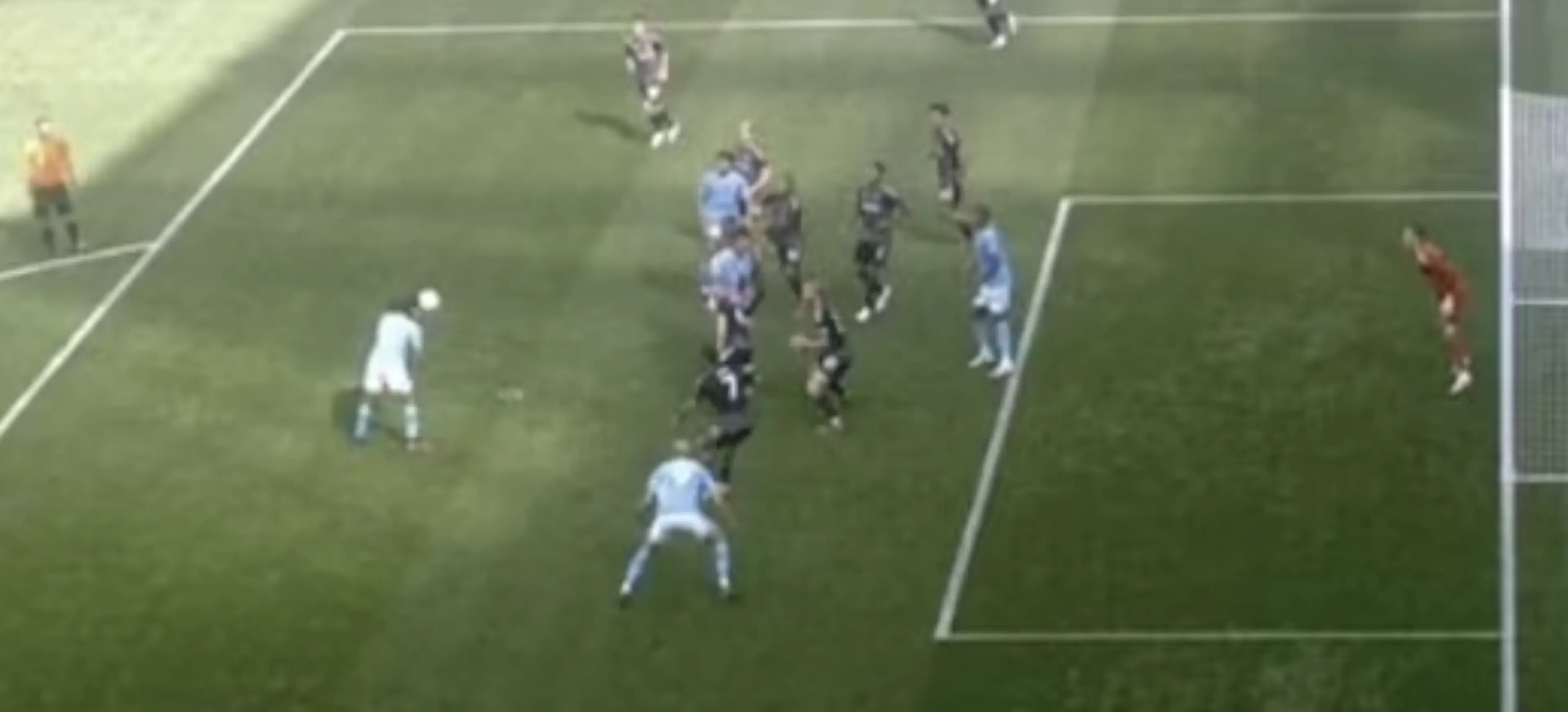 Manuel Akanji en fuera de juego clarísimo al momento en que Aké hace contacto con el esférico