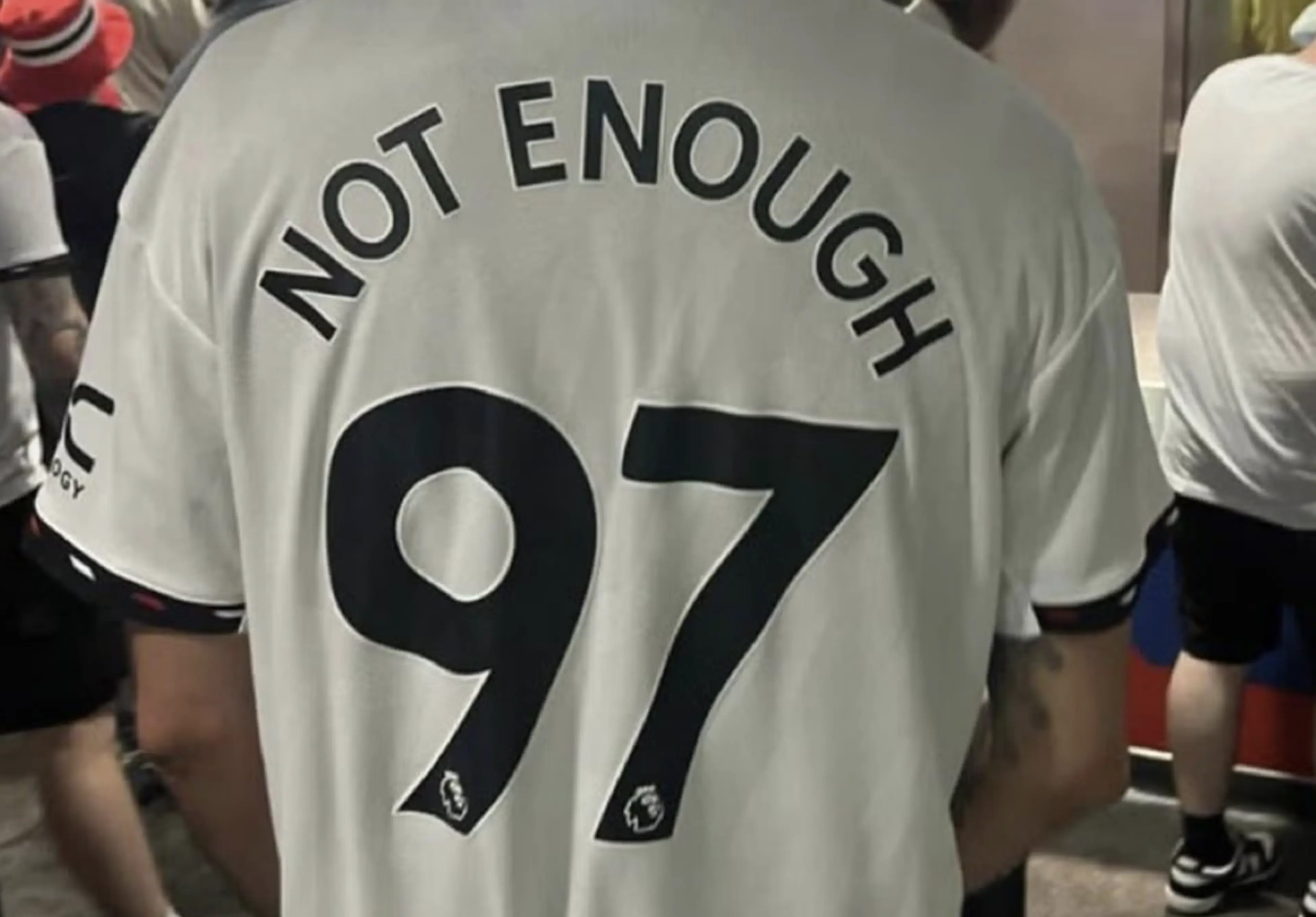 Fan del Manchester United con una camiseta haciendo alusión a las 97 víctimas mortales del desastre de Hillsborough diciendo que "97 no fueron suficientes"